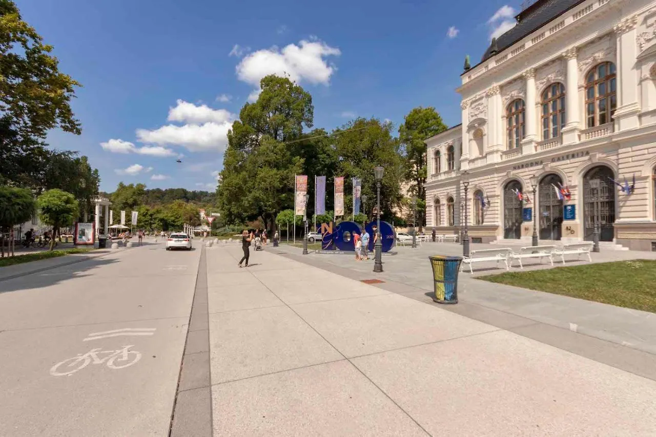 Central And Luxurious Beethovnova Apartment Lublana